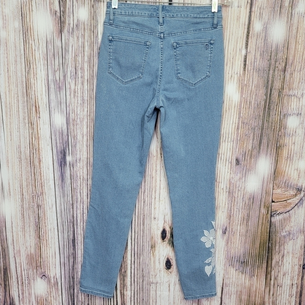 𝅺Martha Stewart Embroidered 5-Pocket Ankle Jeans - Picture 5 of 14